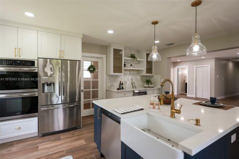 House in Miami, Florida 4 bedrooms, 240.52 sq.m. № 1927951 - photo 27