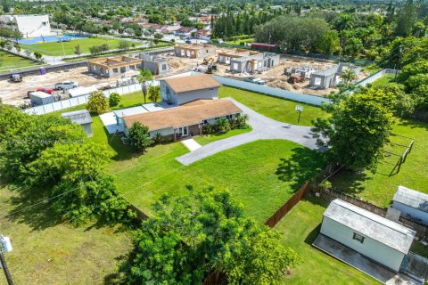 House in Miami, Florida 4 bedrooms, 240.52 sq.m. № 1927951 - photo 8