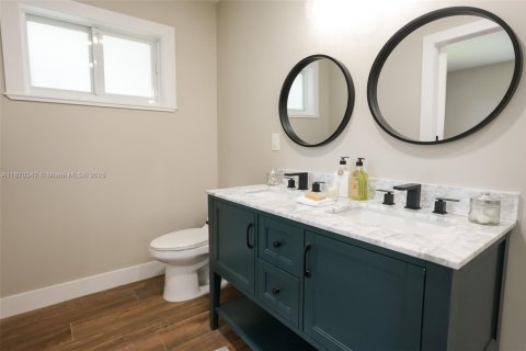 House in Miami, Florida 4 bedrooms, 240.52 sq.m. № 1927951 - photo 20