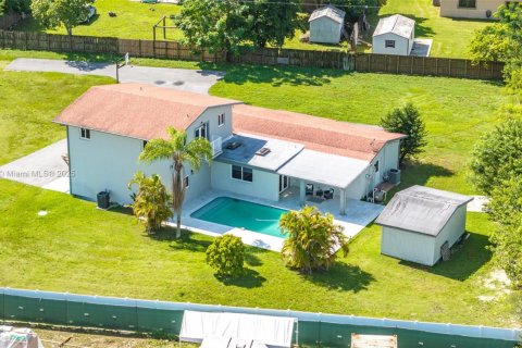 House in Miami, Florida 4 bedrooms, 240.52 sq.m. № 1927951 - photo 2