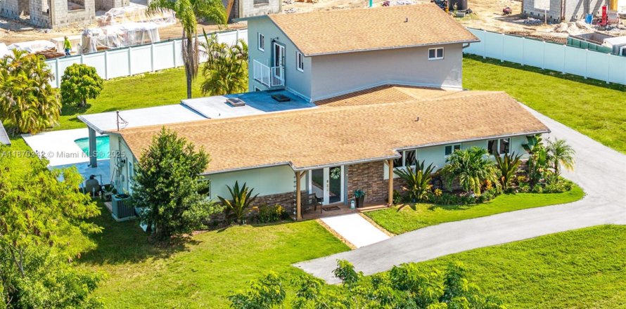 House in Miami, Florida 4 bedrooms, 240.52 sq.m. № 1927951