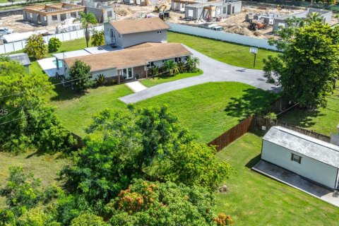 House in Miami, Florida 4 bedrooms, 240.52 sq.m. № 1927951 - photo 17