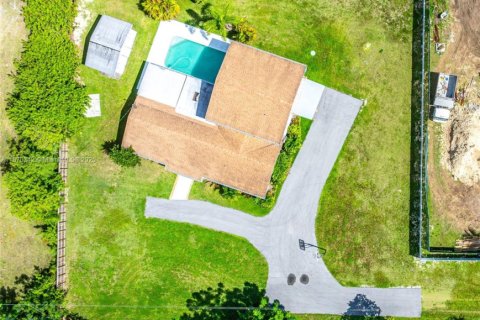 House in Miami, Florida 4 bedrooms, 240.52 sq.m. № 1927951 - photo 9