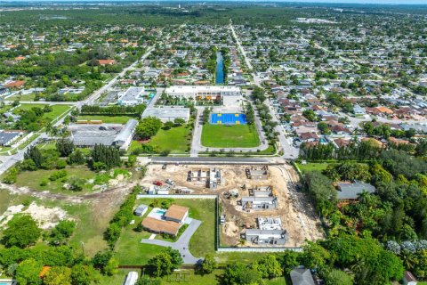 House in Miami, Florida 4 bedrooms, 240.52 sq.m. № 1927951 - photo 10