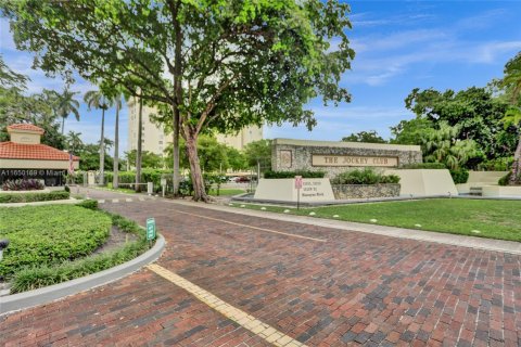 Condo in Miami, Florida, 3 bedrooms  № 1332895 - photo 1