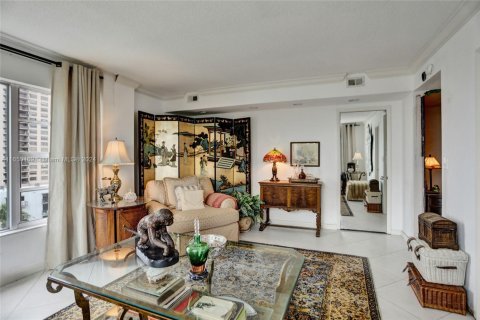 Condo in Miami, Florida, 3 bedrooms  № 1332895 - photo 12