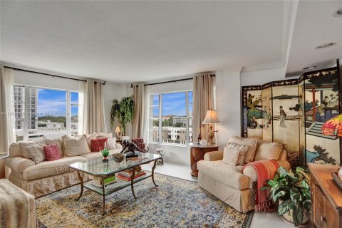 Condo in Miami, Florida, 3 bedrooms  № 1332895 - photo 7