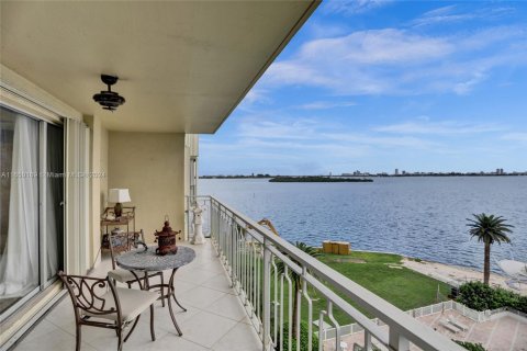 Condo in Miami, Florida, 3 bedrooms  № 1332895 - photo 23