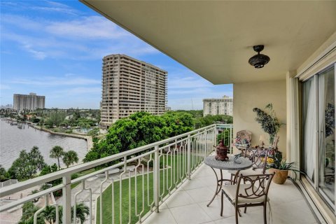 Condo in Miami, Florida, 3 bedrooms  № 1332895 - photo 20