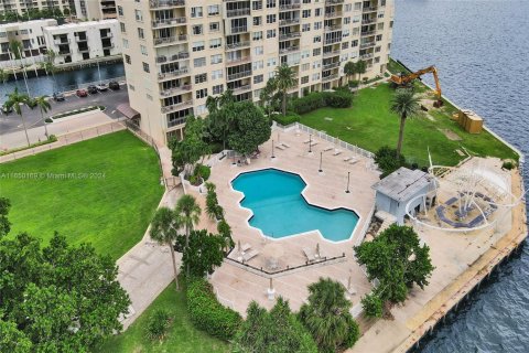 Condo in Miami, Florida, 3 bedrooms  № 1332895 - photo 2