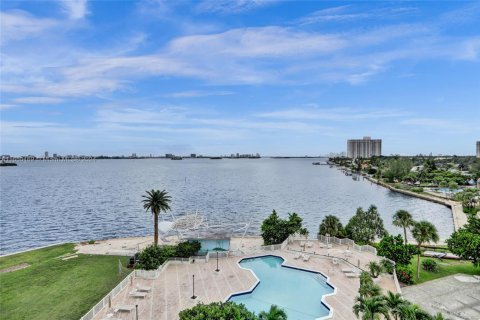 Condo in Miami, Florida, 3 bedrooms  № 1332895 - photo 3