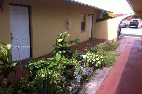 Casa en alquiler en Lauderdale Lakes, Florida, 1 dormitorio, 352.38 m2 № 2027025 - foto 2