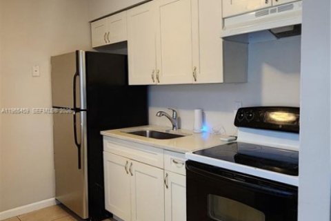 Casa en alquiler en Lauderdale Lakes, Florida, 1 dormitorio, 352.38 m2 № 2027025 - foto 3