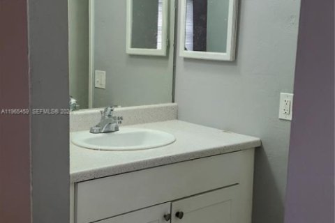 Casa en alquiler en Lauderdale Lakes, Florida, 1 dormitorio, 352.38 m2 № 2027025 - foto 6