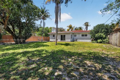 House in Miami, Florida 2 bedrooms, 116.69 sq.m. № 2069746 - photo 23
