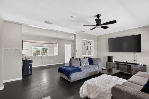 House in Miami, Florida 2 bedrooms, 116.69 sq.m. № 2069746 - photo 3