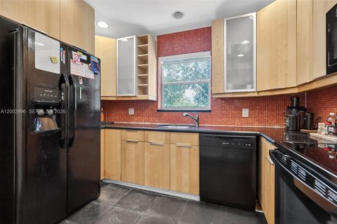 House in Miami, Florida 2 bedrooms, 116.69 sq.m. № 2069746 - photo 14