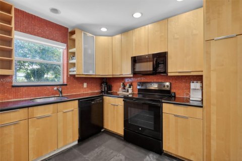 House in Miami, Florida 2 bedrooms, 116.69 sq.m. № 2069746 - photo 13