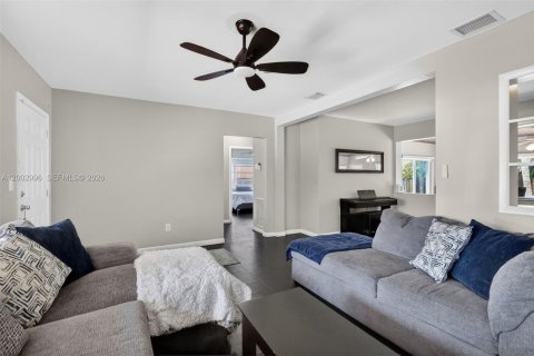 House in Miami, Florida 2 bedrooms, 116.69 sq.m. № 2069746 - photo 6