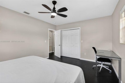 House in Miami, Florida 2 bedrooms, 116.69 sq.m. № 2069746 - photo 16