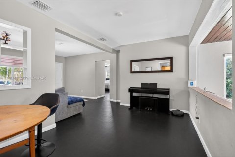 House in Miami, Florida 2 bedrooms, 116.69 sq.m. № 2069746 - photo 9