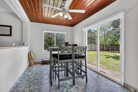 House in Miami, Florida 2 bedrooms, 116.69 sq.m. № 2069746 - photo 10