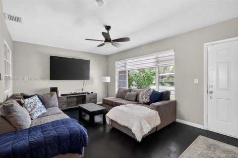 House in Miami, Florida 2 bedrooms, 116.69 sq.m. № 2069746 - photo 4