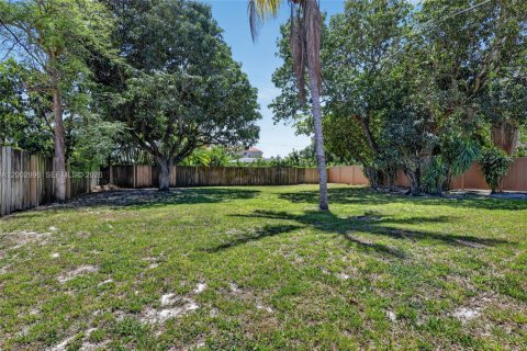 House in Miami, Florida 2 bedrooms, 116.69 sq.m. № 2069746 - photo 27