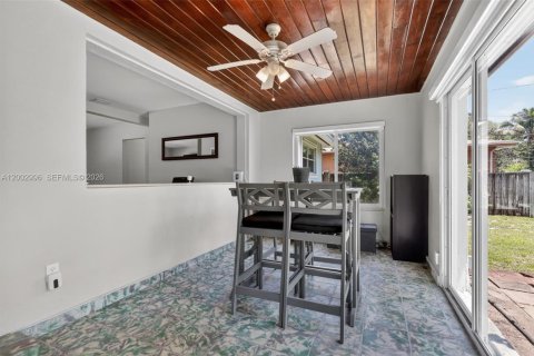 House in Miami, Florida 2 bedrooms, 116.69 sq.m. № 2069746 - photo 11