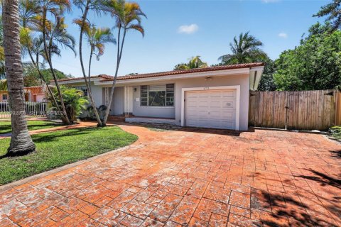 House in Miami, Florida 2 bedrooms, 116.69 sq.m. № 2069746