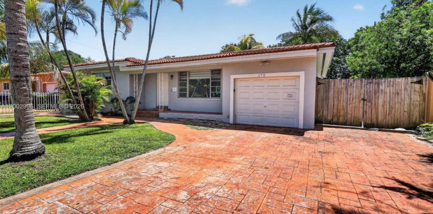 House in Miami, Florida 2 bedrooms, 116.69 sq.m. № 2069746