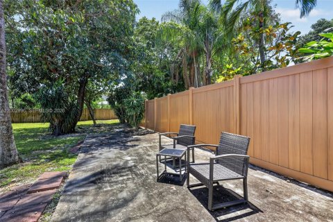 House in Miami, Florida 2 bedrooms, 116.69 sq.m. № 2069746 - photo 30