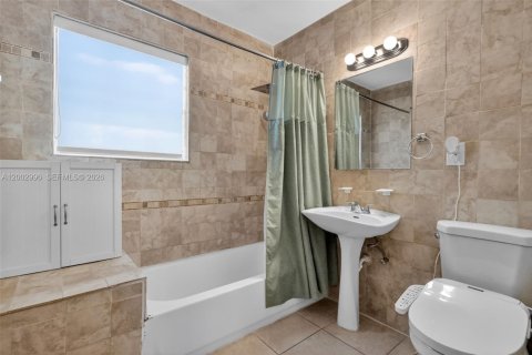 House in Miami, Florida 2 bedrooms, 116.69 sq.m. № 2069746 - photo 19