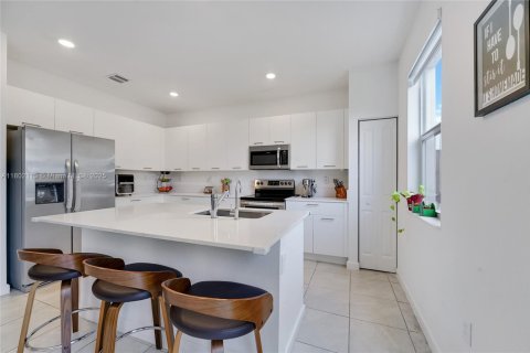 Touwnhouse à vendre à Miami, Floride: 3 chambres, 169.73 m2 № 1689125 - photo 7