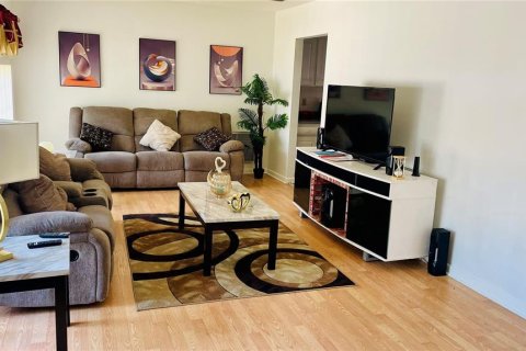House in Tampa, Florida 3 bedrooms, 141.58 sq.m. № 2310032 - photo 4