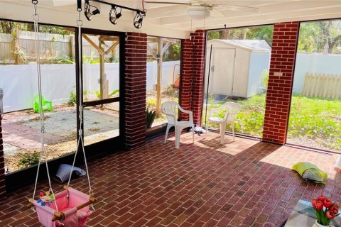 House in Tampa, Florida 3 bedrooms, 141.58 sq.m. № 2310032 - photo 10