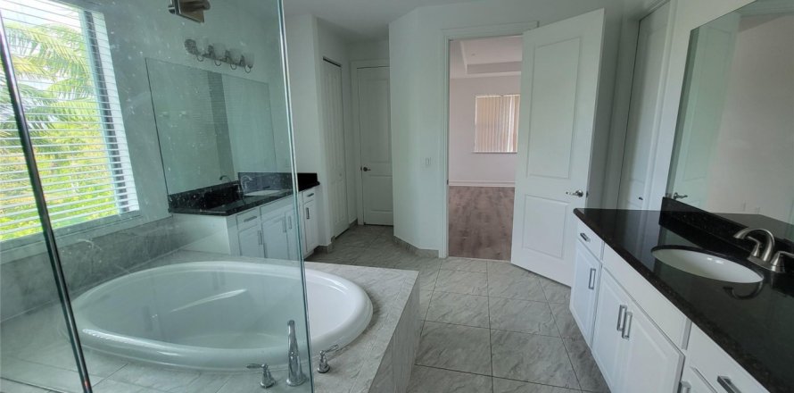 Casa en Pembroke Pines, Florida 4 dormitorios, 262.17 m2 № 1189816