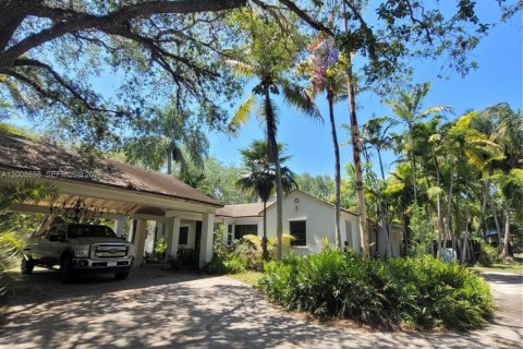 House in Miami, Florida 5 bedrooms, 244.15 sq.m. № 2089937
