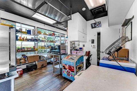 Immobilier commercial à vendre à Miami, Floride № 2015389 - photo 2