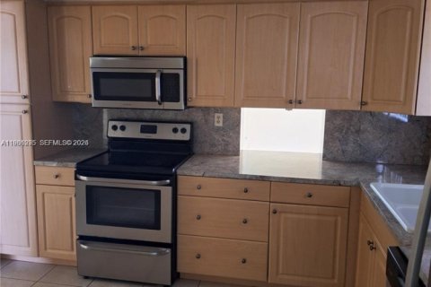 Casa en alquiler en Pembroke Pines, Florida, 3 dormitorios, 137.96 m2 № 2047914 - foto 6