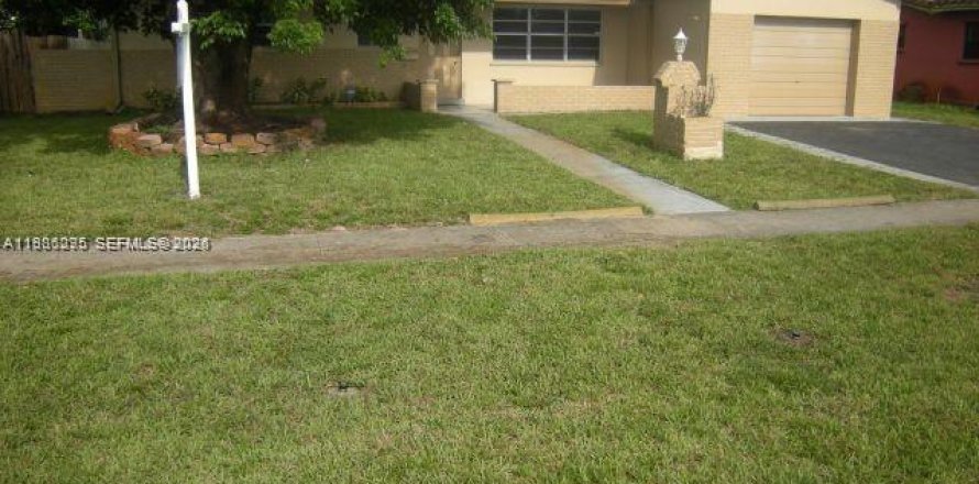 Casa en Pembroke Pines, Florida 3 dormitorios, 137.96 m2 № 2047914