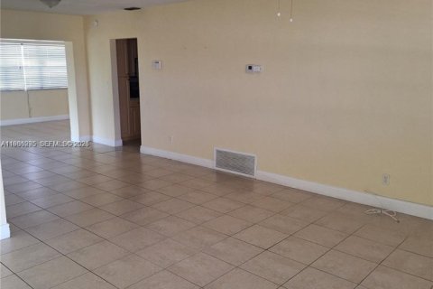 Casa en alquiler en Pembroke Pines, Florida, 3 dormitorios, 137.96 m2 № 2047914 - foto 2