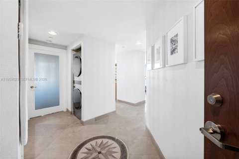 Condo in Miami Beach, Florida, 2 bedrooms  № 2019939 - photo 15