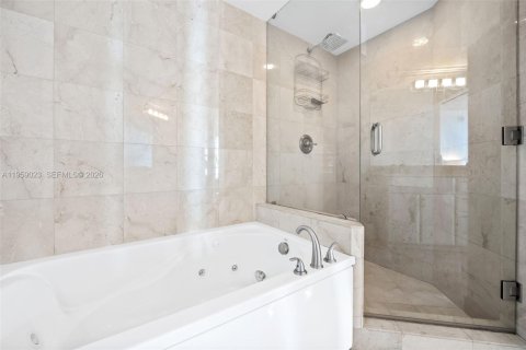 Condo in Miami Beach, Florida, 2 bedrooms  № 2019939 - photo 12