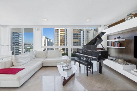 Condo in Miami Beach, Florida, 2 bedrooms  № 2019939 - photo 2