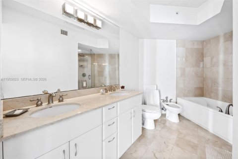 Condo in Miami Beach, Florida, 2 bedrooms  № 2019939 - photo 11