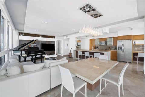 Condo in Miami Beach, Florida, 2 bedrooms  № 2019939 - photo 8