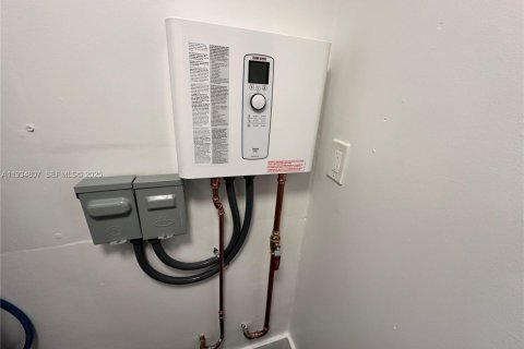 House in Hollywood, Florida 3 bedrooms, 117.34 sq.m. № 1992970 - photo 25