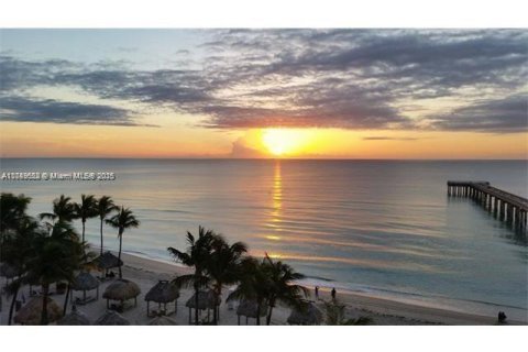 Купить кондоминиум в Санни-Айлс-Бич, Флорида 2 спальни, 148.83м2, № 1957543 - фото 20