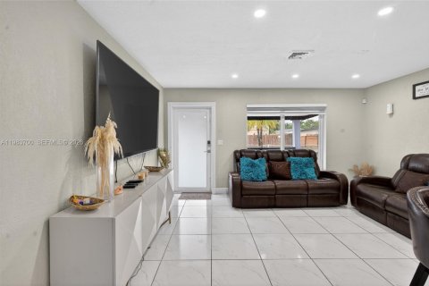 Купить виллу или дом в Майами-Гарденс, Флорида 4 спальни, 112.23м2, № 2048436 - фото 6